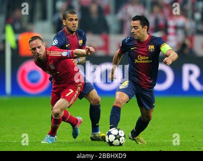 Bayern-Münchens Franck Ribery (links) in Aktion mit Barcelonas Xavi Hernandez (rechts) und Daniel Alves Stockfoto