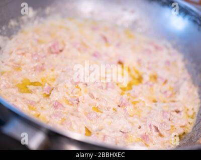Nahaufnahme einer Gewürze auf der Grundlage von Lachs, Tomate, roter Zwiebel, Öl und Pfeffercreme. Stockfoto