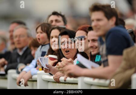 Auf der Rennbahn Epsom Downs jubeln Racegoers auf ihren Pferden an Stockfoto