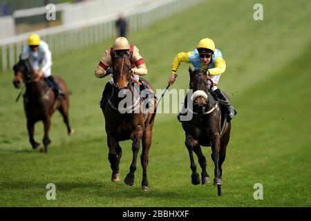 La Fortunata, geritten von Charles Bishop (rechts) und Silvanus geritten von Paul Hanagan (links), die in der Investec Wealth & Investment Handicap geführt wurden Stockfoto