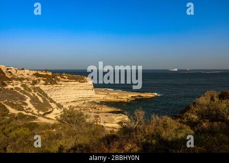 Malta, St. Peter's Pool ist einer der schönsten und atemberaubendsten Naturpools Maltas und liegt in der Nähe von Marsaxlokk an der Spitze von Del Stockfoto