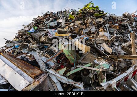 Riesiger Berg von Metallstücken unterschiedlicher Herkunft, die sich in einem Schrottplatz angesammelt haben Stockfoto