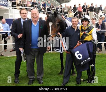 Ein Pekan und Jockey Ryan Moore im Gewinner-Gehäuse, nachdem sie die Investec Specialist Cash Products Maiden Stakes gewonnen haben Stockfoto