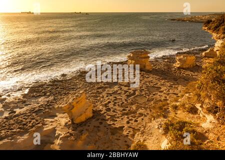 Malta, St. Peter's Pool ist einer der schönsten und atemberaubendsten Naturpools Maltas und liegt in der Nähe von Marsaxlokk an der Spitze von Del Stockfoto