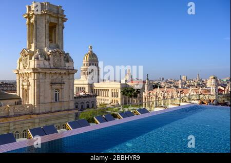 Vom Dach des Gran Hotel Manzana Kempinski, Havanna, Kuba, bietet sich ein Blick auf die Dachterrasse mit Infinity-Pool von El Capitolio oder das National Capitol Building und das Museo Nacional de Bellas Artes Stockfoto