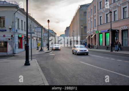 Moskau, Russland - 20. März 2020, verzierte Gebäude säumen die Straßen von Kitay-Gorod. Leere Straße. Stockfoto