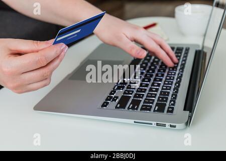 Online-Shopping. Frau mit Kreditkarte und Laptop. Stockfoto