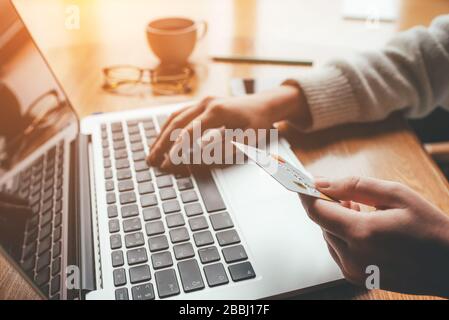 Eine junge Frau bezahlt online einen Kauf. Stockfoto