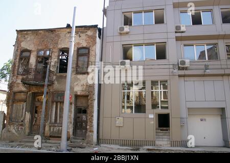 Neubau in der Nähe des verlassenen alten Hauses aus dem 19. Jahrhundert in Bukarest, Rumänien Stockfoto