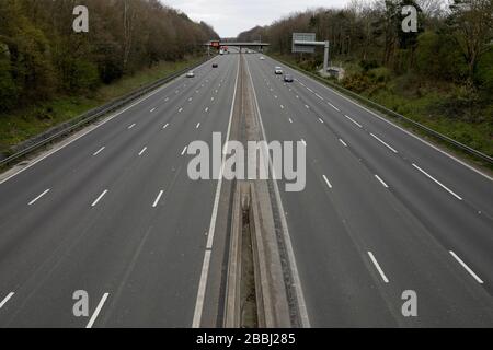 London, Großbritannien. März 2020. Das am 31. März 2020 aufgenommene Foto zeigt die Autobahn M3 in der Nähe von London, Großbritannien. Die Anzahl der bestätigten Fälle von COVID-19 in Großbritannien erreichte am Dienstagmorgen 25.150, ein Anstieg von 3.009 in 24 Stunden, so das Ministerium für Gesundheit und soziale Versorgung. Kredit: Tim Ireland/Xinhua/Alamy Live News Stockfoto