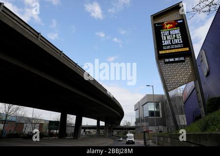 London, Großbritannien. März 2020. Eine digitale Plakatwand in der Nähe der North Circular Road zeigt eine Nachricht an, die die Menschen dazu auffordert, zu Hause zu bleiben, um die Verbreitung der COVID-19 in der Nähe von London, Großbritannien, am 31. März 2020 zu verlangsamen. Die Anzahl der bestätigten Fälle von COVID-19 in Großbritannien erreichte am Dienstagmorgen 25.150, ein Anstieg von 3.009 in 24 Stunden, so das Ministerium für Gesundheit und soziale Versorgung. Kredit: Tim Ireland/Xinhua/Alamy Live News Stockfoto