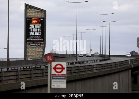 London, Großbritannien. März 2020. Eine digitale Plakatwand in der Nähe der North Circular Road zeigt eine Nachricht an, die die Menschen dazu auffordert, zu Hause zu bleiben, um die Verbreitung der COVID-19 in der Nähe von London, Großbritannien, am 31. März 2020 zu verlangsamen. Die Anzahl der bestätigten Fälle von COVID-19 in Großbritannien erreichte am Dienstagmorgen 25.150, ein Anstieg von 3.009 in 24 Stunden, so das Ministerium für Gesundheit und soziale Versorgung. Kredit: Tim Ireland/Xinhua/Alamy Live News Stockfoto