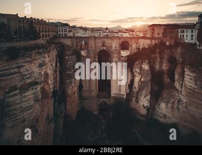 Puente Nuevo oder Neue Brücke Luftbild bei Sonnenaufgang in Ronda Spanien. Stockfoto