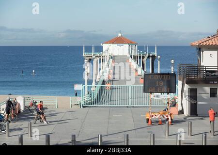 Der Manhattan Beach Pier ist wegen Coronavirus Sperrstelle geschlossen. Manhattan Beach, Kalifornien. März 22. 2020. Stockfoto