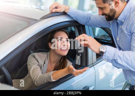 Junges Paar im Autoshowroom Stockfoto