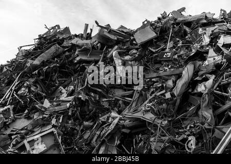 Ein riesiger Berg von Metallstücken unterschiedlicher Herkunft, die sich in einem Schrottplatz angesammelt haben Stockfoto