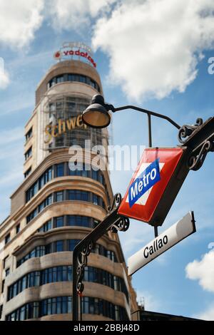 U-Schild auf der Straße in Madrid, Spanien. Stockfoto