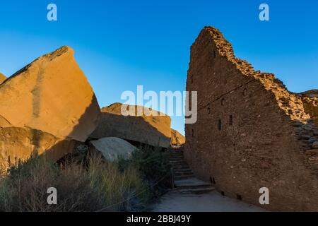 Wände aus versteinertem Sandstein und Schlamm von den angestammten Pueblo-Leuten im Pueblo Bonito im Chaco-Kultur-Nationalpark, New Mexico, USA Stockfoto