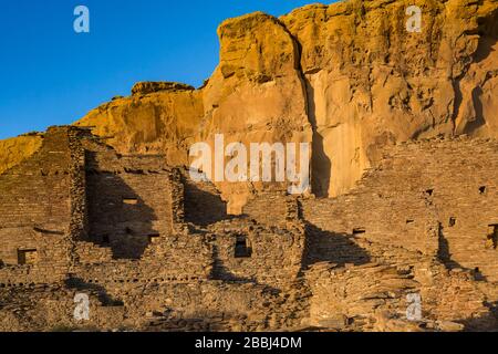 Wände aus versteinertem Sandstein und Schlamm von den angestammten Pueblo-Leuten im Pueblo Bonito im Chaco-Kultur-Nationalpark, New Mexico, USA Stockfoto