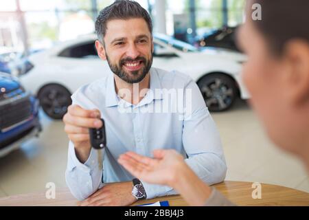 Junges Paar im Autoshowroom, Stockfoto