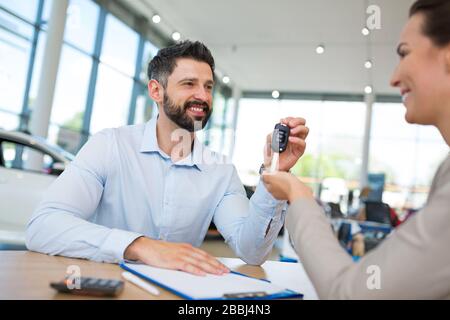 Junges Paar im Autoshowroom, Stockfoto