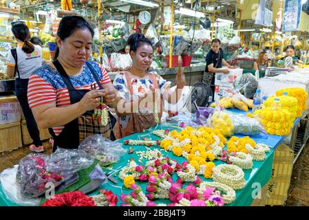 Womnn macht Gänseblümchen für die Blumenarrangements im Pak Khlong Talat Flower Market, Bangkok. Januar 2020 Stockfoto