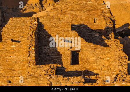 Wände aus versteinertem Sandstein und Schlamm von den angestammten Pueblo-Leuten im Pueblo Bonito im Chaco-Kultur-Nationalpark, New Mexico, USA Stockfoto