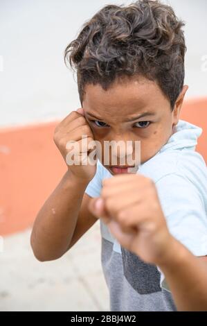 Kleiner Junge in Boxpose, Havanna Vieja, Kuba Stockfoto