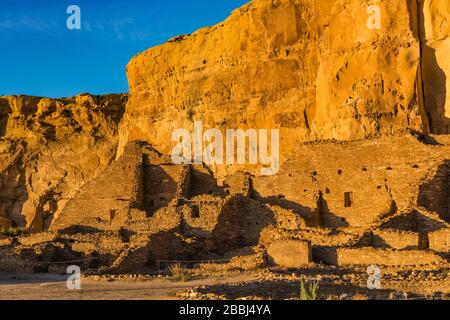 Wände aus versteinertem Sandstein und Schlamm von den angestammten Pueblo-Leuten im Pueblo Bonito im Chaco-Kultur-Nationalpark, New Mexico, USA Stockfoto