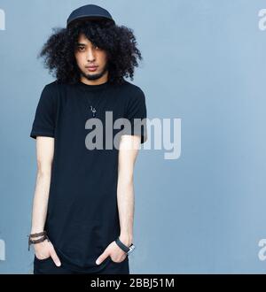 Portrait junge gutaussehende Mode bärtige Afro Haar Modell Black man in der Stadt. Mit einem schwarzen T-Shirt bekleidet. Afro Frisur. Srteetstyle. Stockfoto