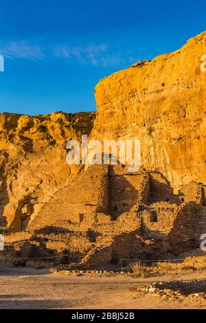 Wände aus versteinertem Sandstein und Schlamm von den angestammten Pueblo-Leuten im Pueblo Bonito im Chaco-Kultur-Nationalpark, New Mexico, USA Stockfoto