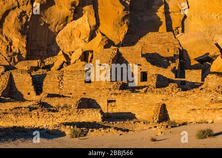 Wände aus versteinertem Sandstein und Schlamm von den angestammten Pueblo-Leuten im Pueblo Bonito im Chaco-Kultur-Nationalpark, New Mexico, USA Stockfoto