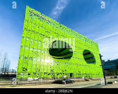 Euronews, das markenlogo des europäischen Pay-TV-Nachrichtennetzes auf dem Headquarter Bürogebäude im Öco-District Confluence. Mobile Fotografie. L Stockfoto