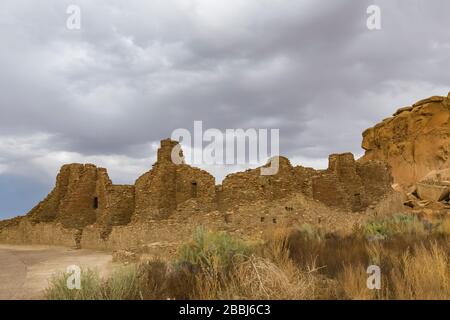 Wände aus versteinertem Sandstein und Schlamm von den angestammten Pueblo-Leuten im Pueblo Bonito im Chaco-Kultur-Nationalpark, New Mexico, USA Stockfoto