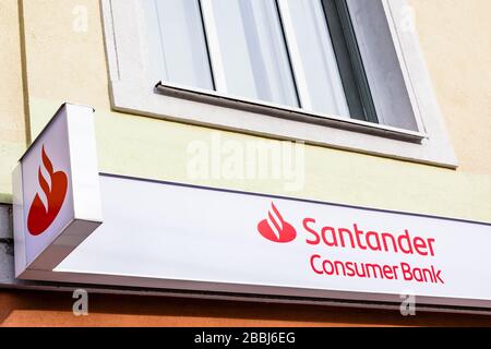 Die Santander Consumer Bank AG, das Markenlogo der Bank- und Finanzdienstleistungsgruppe der deutschen Kreditinstitute auf ihrem Bürogebäude in Bialystok, Pol Stockfoto