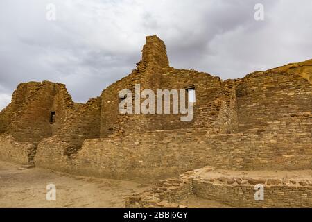 Wände aus versteinertem Sandstein und Schlamm von den angestammten Pueblo-Leuten im Pueblo Bonito im Chaco-Kultur-Nationalpark, New Mexico, USA Stockfoto