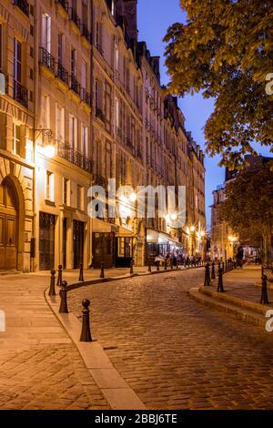 Abenddämmerung in Place Dauphine auf Ile-de-la-Cite, Paris, Frankreich Stockfoto