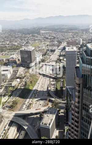 Die Autobahn Harbour (110), die am 22. März 2020 während der Sperrung des Coronavirus durch die Innenstadt von Los Angeles führt. Stockfoto