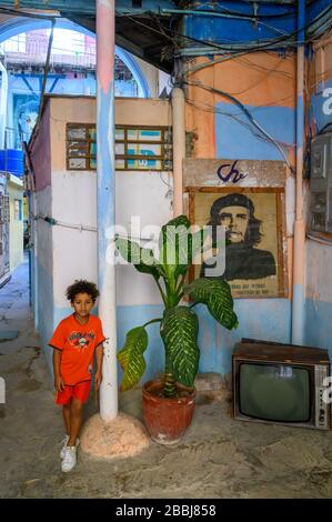 Kind im Künstlerwohnheim Havanna Vieja, Kuba Stockfoto