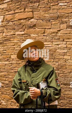 Ein sehr effektiver Dolmetscher, der die kulturelle Bedeutung von Pueblo Bonito im Chaco-Kultur-Nationalpark, New Mexico, USA erklärt [Hinweis: Stockfoto