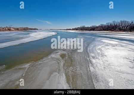 Buntes Eis und Wasser im späten Winter auf dem Platte River bei Kearney, Nebraska Stockfoto