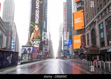 Ein ruhiger Regentag auf dem Times Square während der Coronavirus Pandemie. Stockfoto