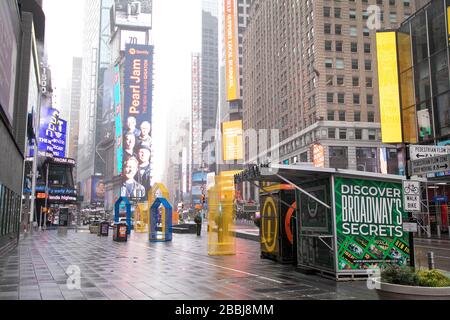 Ein ruhiger Regentag auf dem Times Square während der Coronavirus Pandemie. Stockfoto