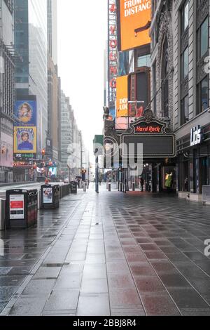 Ein ruhiger Regentag auf dem Times Square während der Coronavirus Pandemie. Stockfoto