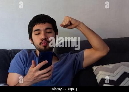 Hispanischer junger Mann, der einen lustigen selfie nimmt Stockfoto