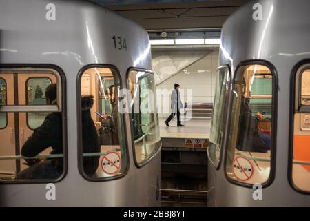 Freie Sicht auf die U-Bahn- und Marmaray-Stationen in Istanbul.viele Menschen sind heutzutage aufgrund der neuen Art von Coronavirus-Pandemie zu Hause. Stockfoto