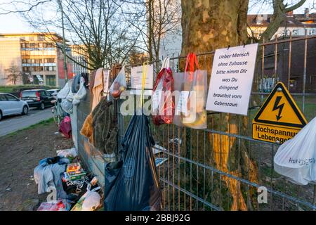 Geschenkzaun mit Spenden für Obdachlose und Bedürftige, Lebensmittel, Hygieneartikel, Kleidung, in Essen RŸttenscheid, Auswirkungen der Coronakrise in Deutschland Stockfoto