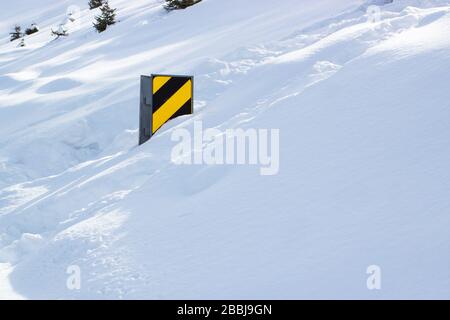 Landstraßenschild nach starkem Schneefall an sonnigen Tagen Stockfoto