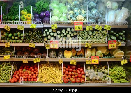 Lokales Gemüse mit Preisen im Supermarkt. Kandy, Sri Lanka Stockfoto