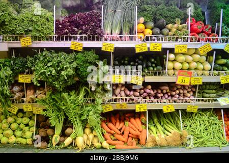 Lokales Gemüse mit Preisschildern im Supermarkt. Kandy, Sri Lanka Stockfoto